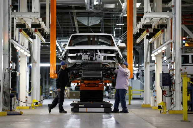 عمال على خط إنتاج في مصنع سيارات بأوهايو في الولايات المتحدة الأميركية (رويترز)