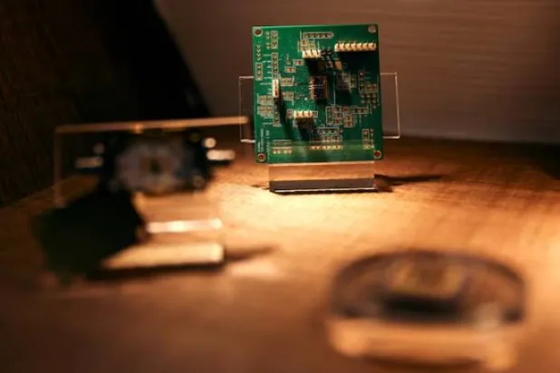 شريحة إلكترونية في معهد أبحاث أشباه الموصلات في تايوان (رويترز)