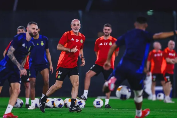 لاعبو النصر والمدرب بيولي خلال التدريبات أمس (نادي النصر)