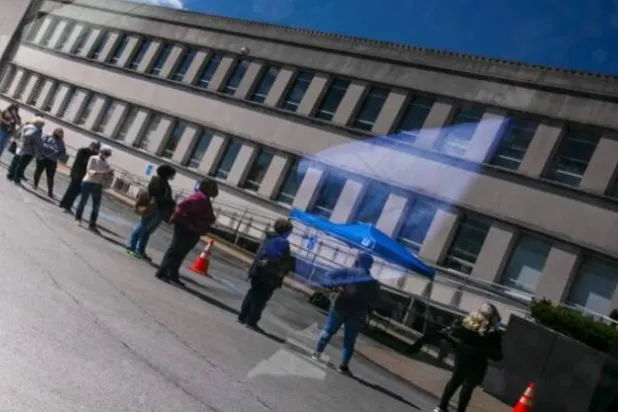 أشخاص يقفون في طابور خارج مركز توظيف بلويفيل في كنتاكي (رويترز)