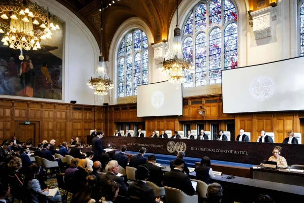 أعضاء محكمة العدل الدولية والمشاركين خلال جلسات الاستماع في محكمة العدل في لاهاي 30 أبريل 2025 (أ.ف.ب)