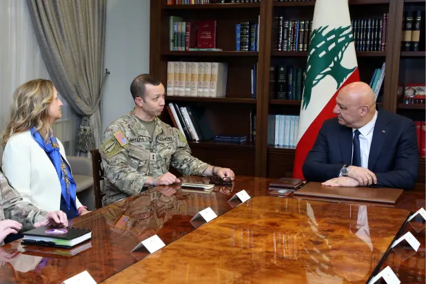 الرئيس اللبناني جوزيف عون مجتمعاً مع الجنرال الأميركي جاسبر جيفرز والجنرال مايكل جيه ليني والسفيرة الأميركية في بيروت ليزا جونسون (رئاسة الجمهورية)