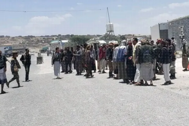 وقفة احتجاجية لسائقي شاحنات نقل الرمل المخصص للبناء في مدينة ذمار لرفض الجبايات الحوثية (إكس)