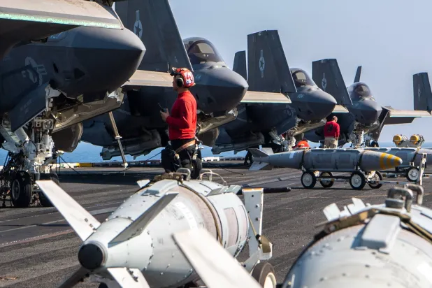 صورة نشرتها القيادة المركزية الأميركية للشرق الأوسط (سنتكوم) على منصة «إكس» في 28 أبريل 2025 تظهر طائرات أميركية تستعد لشن هجمات على الحوثيين (القيادة المركزية الأميركية)