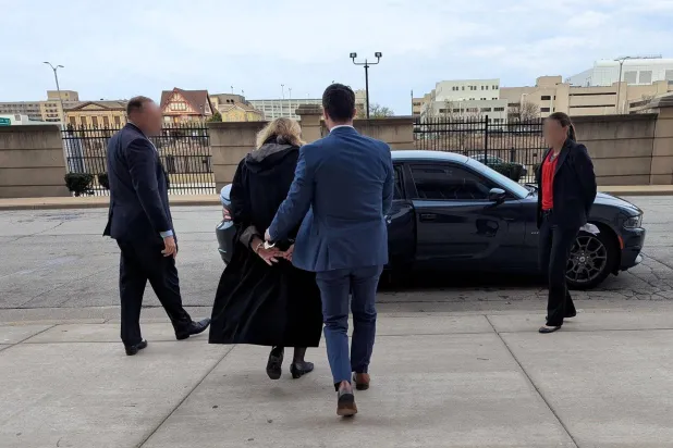 قاضية المقاطعة في ويسكونسن هانا دوغان عند اعتقالها في ميلووكي، ويسكونسن (رويترز)