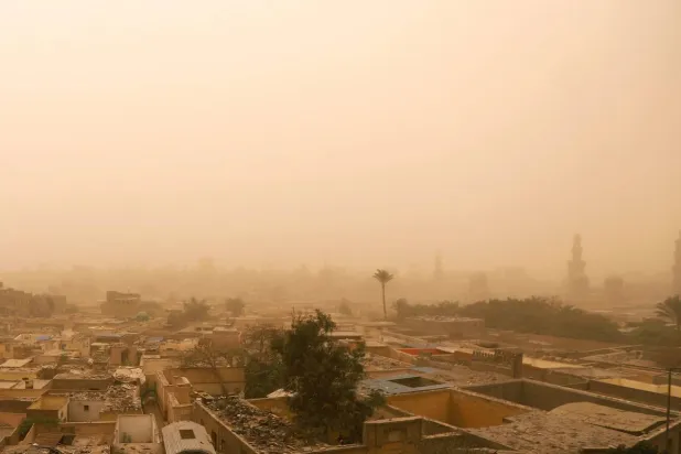 عاصفة ترابية سابقة ضربت مصر (رويترز)