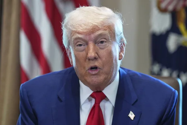 الرئيس الأميركي دونالد ترمب يتحدث خلال اجتماع في البيت الأبيض (أ.ب)