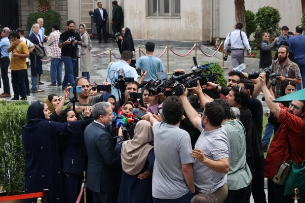 وزير الخارجية الإيراني عباس عراقجي يتحدث للصحافيين على هامش اجتماع الحكومة اليوم (الرئاسة الإيرانية)