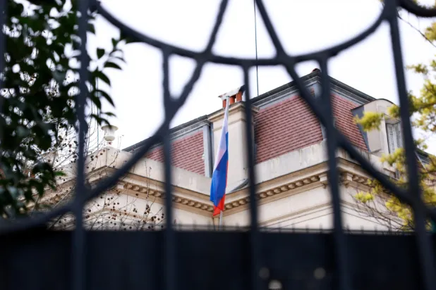 العلم الروسي يظهر ضمن القنصلية الروسية في مارسيليا بفرنسا (رويترز)