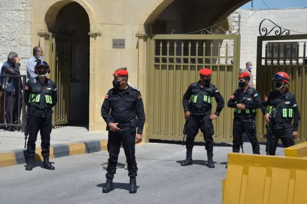 أفراد أمن أردنيون يقفون حراسة خارج المحكمة العسكرية في عمّان، الأردن، 21 يونيو 2021 (رويترز)