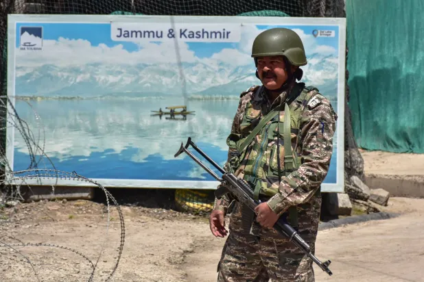 عنصر من قوات شبه عسكرية هندية في سرينغار (د.ب.أ)