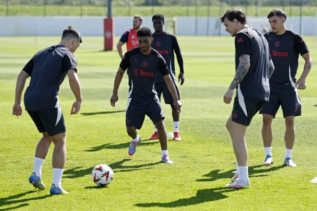 أماد العائد من الإصابة يتوسط ليندلوف وأماس خلال تدريب يونايتد أمس قبل مواجهة بلباو (رويترز)