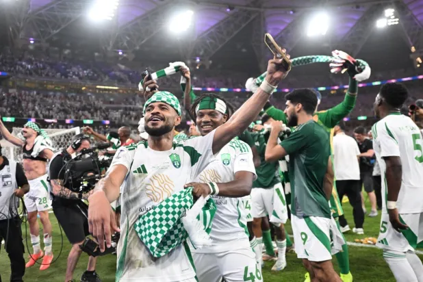 لاعبو الأهلي وفرحة عارمة بعد بلوغ نهائي النخبة الآسيوية (تصوير: علي خمج)