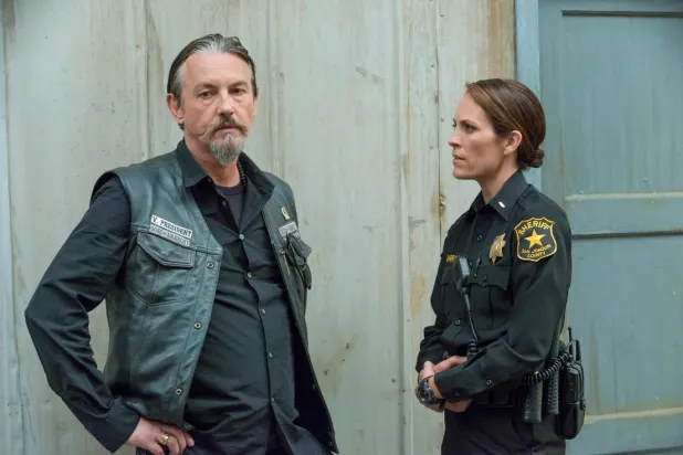 Tommy Flanagan (solda), FX'in popüler motosiklet draması Sons of Anarchy'de Filip "Chibs" Telford karakteriyle büyük beğeni toplamış ve bu rolü yan dizi Mayans M.C.'de tekrar canlandırmıştı (FX)