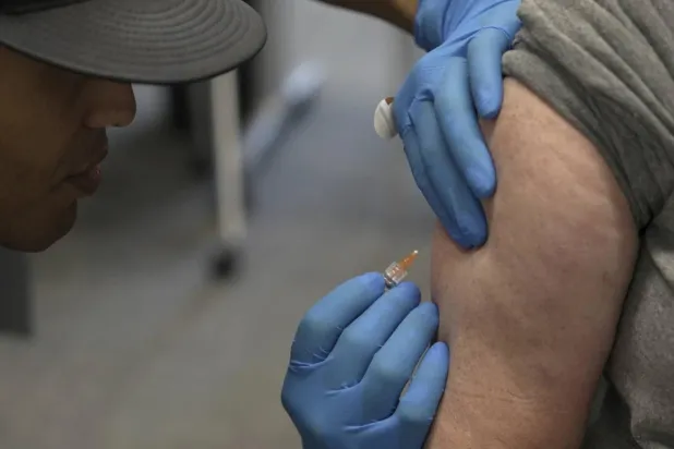 Kızamık aşısı, her iki dozu da yaptıranlar için yüzde 97 oranında etki sağlıyor. Son vakaların büyük kısmı, aşı olmamış kişilerde görülüyor (AP)