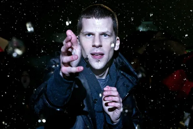 Sihirbazlar Çetesi, bir grup sihirbazın performanslarını ve aldatma becerilerini kullanarak yozlaşmış milyarderleri soyup paralarını izleyicilerine vermeleri etrafında dönüyor (Lionsgate)