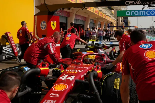 Ferrari pilotu Lewis Hamilton, yeni takımının araca getirdiği güncellemelerle çıkış yakalamayı hedefliyor (AP)