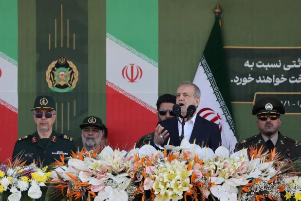  İran Cumhurbaşkanı Mesud Pezeşkiyan, 18 Nisan’da Tahran’da düzenlenen Ulusal Ordu Günü törenlerine katılmıştı (Reuters)