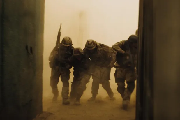 Kara Şahin Düştü: Mogadişu Muharebesi'nin öne çıkan unsurlarından biri de arşiv görüntülerinin yanı sıra bazı çarpıcı anların yeniden canlandırılması (Netflix) 