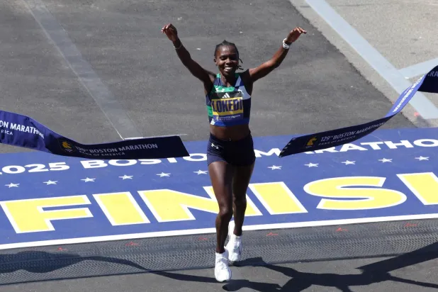 Kenya'dan Sharon Lokedi, 21 Nisan 2025 tarihinde 129. Boston Maratonu Kadınlar klasmanında bitiş çizgisini geçerek yarışı kazandı (Reuters)