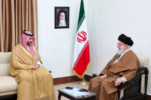 Suudi Arabistan Savunma Bakanı Prens Halid bin Selman, Hamaney'e Kral Selman bin Abdülaziz'in yazılı mesajını iletti