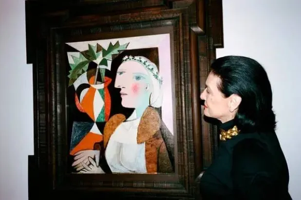 بالوما بيكاسو مع إحدى لوحات والدها (نيويورك تايمز)