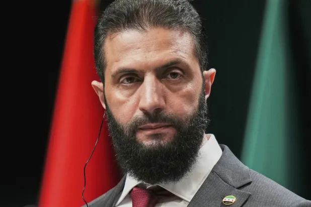 الرئيس السوري الانتقالي أحمد الشرع خلال مؤتمر صحافي مع الرئيس التركي رجب طيب إردوغان في أنقرة (أ.ب)