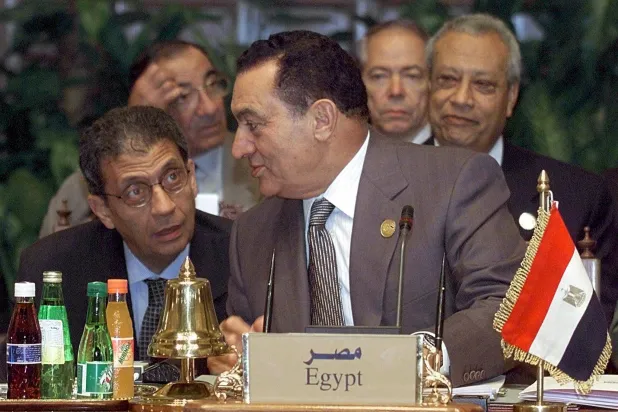 حديث بين حسني مبارك وعمرو موسى خلال قمة للدول النامية في القاهرة عام 2000 (أ.ف.ب)