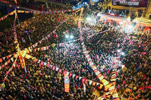 إسطنبول شهدت تجمعاً حاشداً جديداً ليل الأربعاء-الخميس دعماً لرئيس بلديتها المعتقل أكرم إمام أوغلو (حزب «الشعب الجمهوري» - «إكس»)