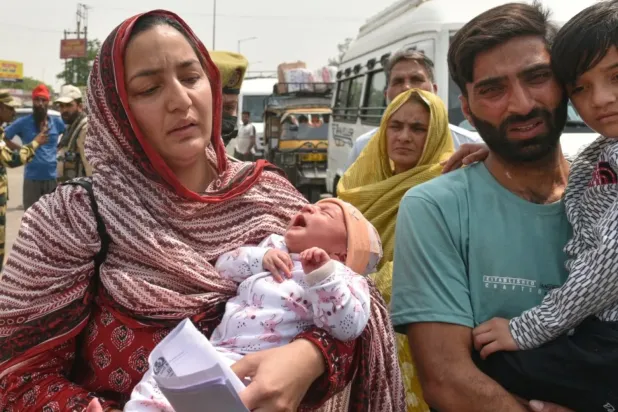   Pakistanlı bir kadın, Hintli kocası ve çocukları, Yeni Delhi'nin Pakistanlılara Hindistan'ı terk etme emri vermesinin ardından dün Hindistan'dan ayrılmaya hazırlanıyor (AP)