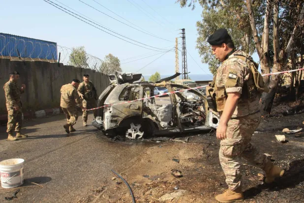 أفراد من الجيش اللبناني في موقع استهداف إسرائيلي لقيادي في «الجماعة الإسلامية» جنوب بيروت الأسبوع الماضي (أ.ف.ب)
