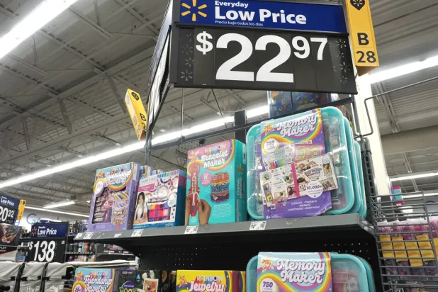 Çin'de üretilen oyuncaklar Kaliforniya'daki bir Walmart mağazasında satışa sunuldu (EPA)