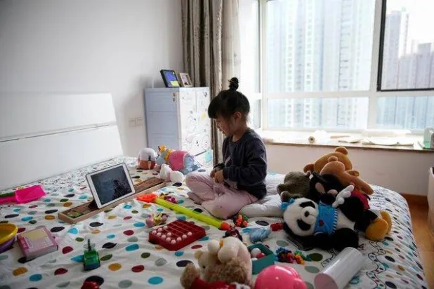 طفلة تبلغ من العمر 5 سنوات تتحدث إلى أصدقائها عبر الإنترنت على جهاز «آيباد» (رويترز)