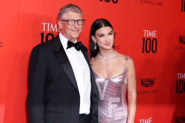 فيبي غيتس تقف إلى جانب والدها الملياردير بيل غيتس (رويترز)