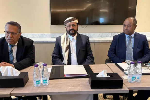 اللواء سلطان العرادة خلال استقباله رئيس وأعضاء التكتل الوطني للأحزاب (سبأ)