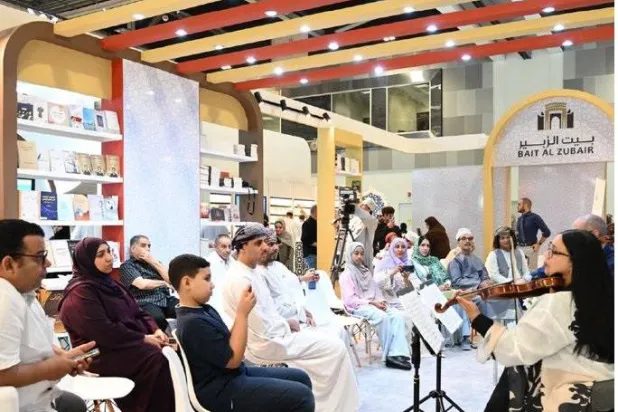 يشهد جناح «بيت الزبير» في «معرض مسقط الدولي للكتاب» جلسات للحوار وندوات ثقافية وأمسيات فنية (الشرق الأوسط)