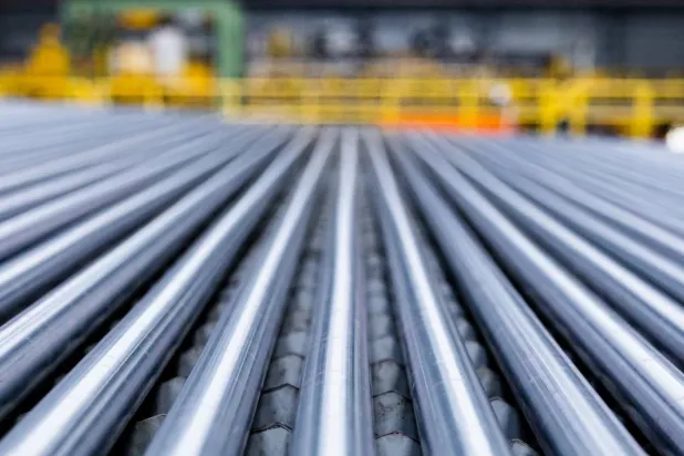 داخل إحدى منشآت «الشركة السعودية لأنابيب الصلب» (الموقع الإلكتروني)