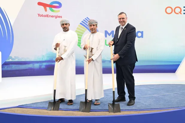 من اليمين: باتريك بويانيه الرئيس التنفيذي لشركة «توتال إنرجيز» وزير الطاقة والمعادن العُماني  ناصر العوفي الرئيس التنفيذي لشركة «أوكيو» للاستكشاف والإنتاج أحمد الأزكوي خلال مراسم إطلاق مشروع «مرسى» في ميناء صحار (أونا)