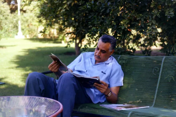 عبد الناصر في حديقة منزله عام 1968 (غيتي)