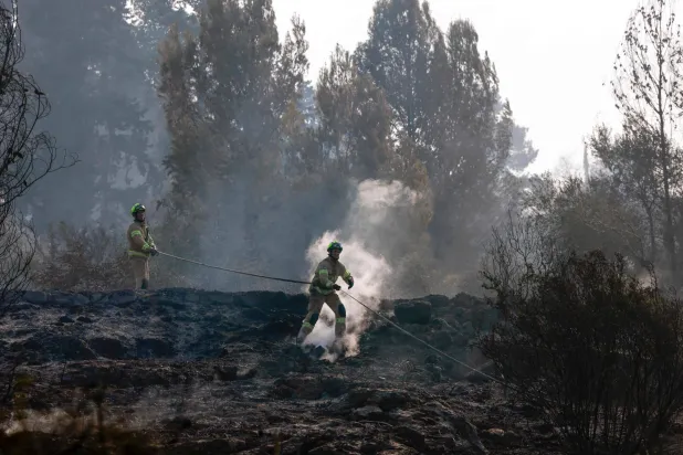 رجال إطفاء إسرائيليون يُساعدون في إخماد حريق غابة قرب دير اللطرون وسط إسرائيل (أ.ف.ب)