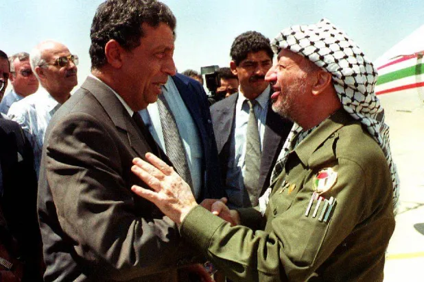 عرفات مستقبلاً عمرو موسى عام 1993 (أ.ف.ب)