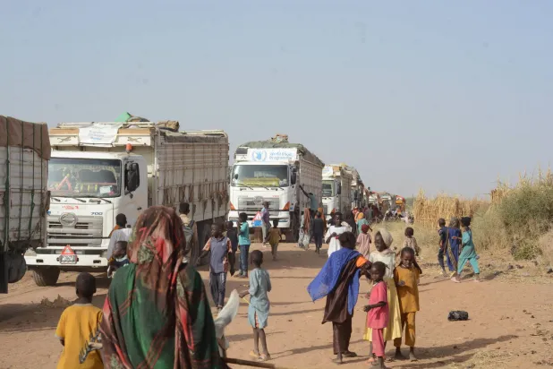 شاحنات محملة بمساعدات غذائية من برنامج الغذاء العالمي تصل إلى طويلة في شمال دارفور بالسودان في 27 أبريل 2025 (رويترز)