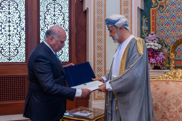السلطان هيثم بن طارق يتسلم من وزير الخارجية العراقي دعوة لحضور القمة العربية في بغداد (العمانية)