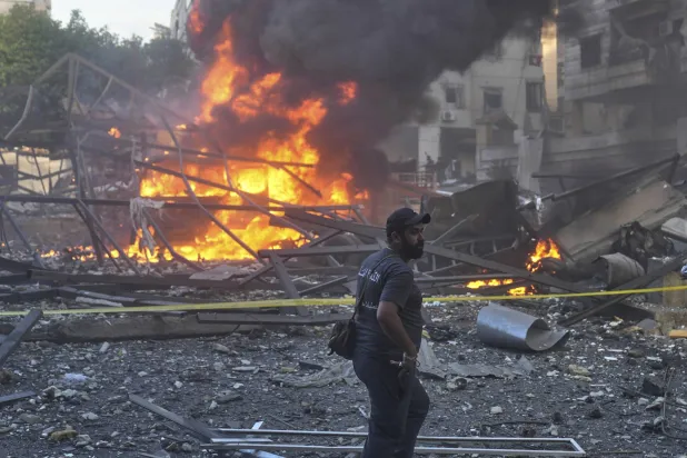 نيران مشتعلة إثر غارة إسرائيلية استهدفت ضاحية بيروت الجنوبية الأسبوع الماضي (أ.ب)