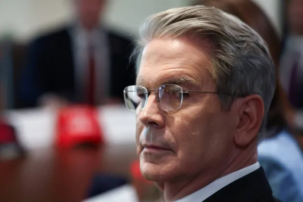 وزير الخزانة الأميركي سكوت بيسنت في اجتماع سابق للإدارة الأميركية بالبيت الأبيض (رويترز)