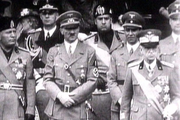 هتلر خلال عرض عسكري في روما عام 1941 (أرشيفية - رويترز)