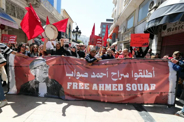 المحتجون رفعوا شعار «أطلقوا سراح صواب... أطلقوا سراح تونس» (إ.ب.أ)