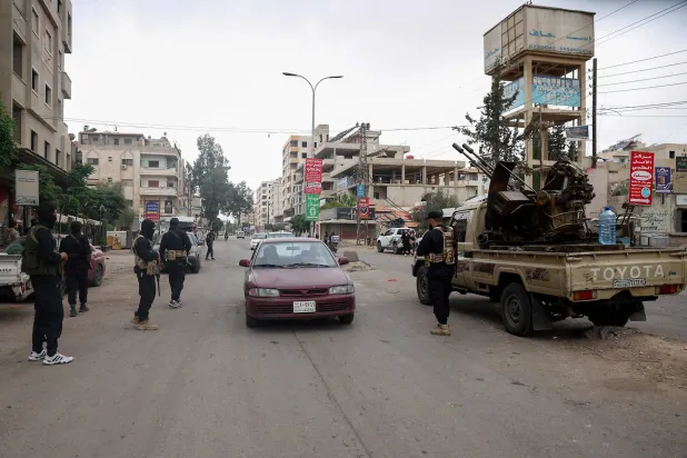 أفراد من قوات الأمن السورية يقفون حراسة عند نقطة تفتيش في أشرفية صحنايا بالقرب من دمشق في 1 مارس 2025 (أ.ف.ب)