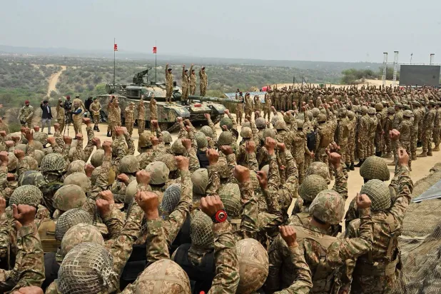 رئيس الأركان الباكستاني الجنرال سيد عاصم منير يشرف على تدريبات عسكرية بولاية البنجاب يوم 1 مايو 2025 (أ.ف.ب)