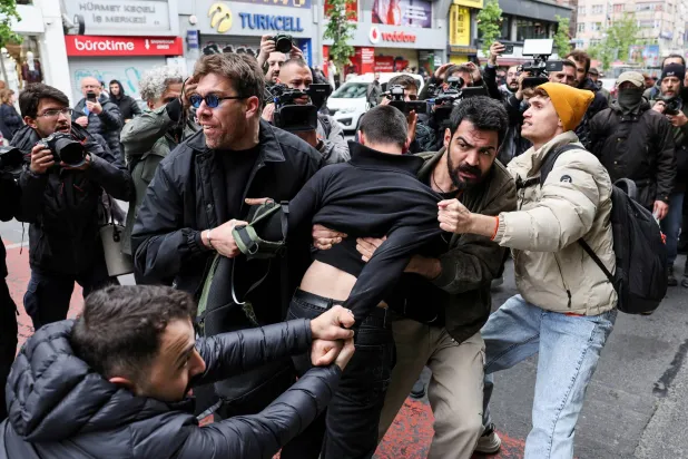 اشتباكات بين شرطة مكافحة الشغب والمتظاهرين في إسطنبول (رويترز)